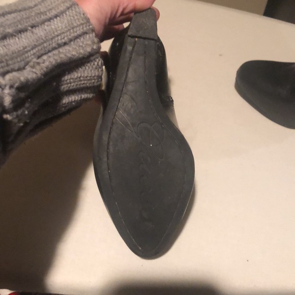 Guess black booties with snake print on the heel. - Picture 6 of 9